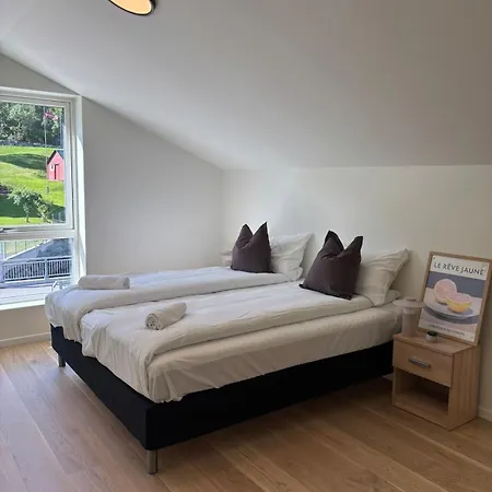 & Mountain Views - Luxury Penthouse - Free Parking *