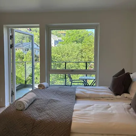 & Mountain Views - Luxury Penthouse - Free Parking