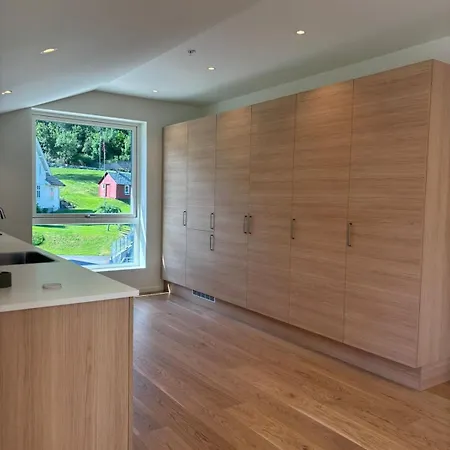 & Mountain Views - Luxury Penthouse - Free Parking