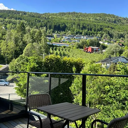 & Mountain Views - Luxury Penthouse - Free Parking