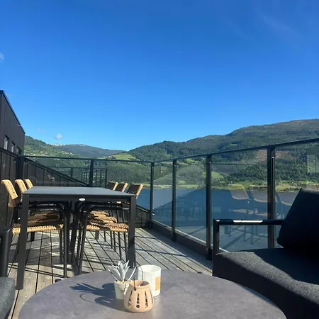 & Mountain Views - Luxury Penthouse - Free Parking