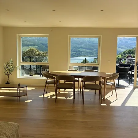 & Mountain Views - Luxury Penthouse - Free Parking Apartman