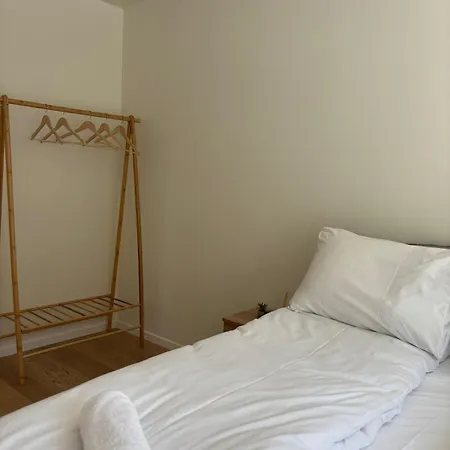 & Mountain Views - Luxury Penthouse - Free Parking Daire