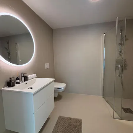& Mountain Views - Luxury Penthouse - Free Parking *