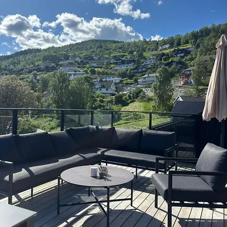 & Mountain Views - Luxury Penthouse - Free Parking