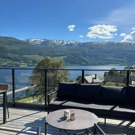 & Mountain Views - Luxury Penthouse - Free Parking *