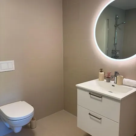 & Mountain Views - Luxury Penthouse - Free Parking Apartman *