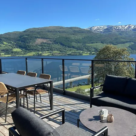 Apartman & Mountain Views - Luxury Penthouse - Free Parking *