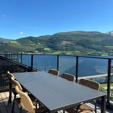 & Mountain Views - Luxury Penthouse - Free Parking