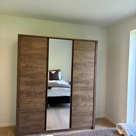 & Mountain Views - Luxury Penthouse - Free Parking *