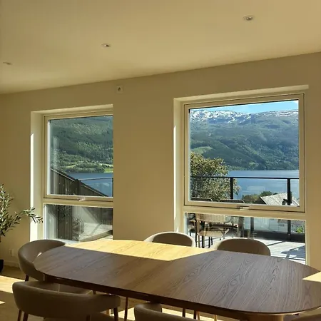 & Mountain Views - Luxury Penthouse - Free Parking *