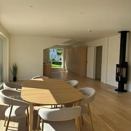 & Mountain Views - Luxury Penthouse - Free Parking *